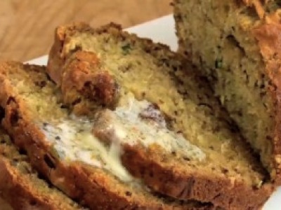 Comment préparer un pain à la courgette ? Cette vidéos vous propose la recette du pain à la courgette ; vous pourrez, au passage, utiliser les courgettes récoltées tardivement.