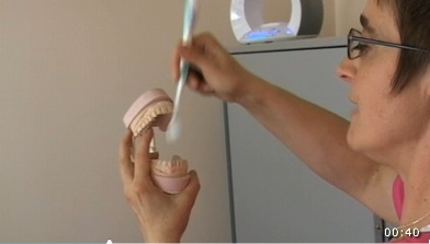 brosser les dents à l'intérieur