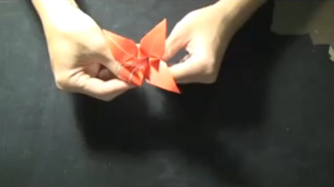 réaliser une fleur d'iris en origami