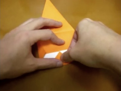 Comment figurer un chat, en origami ? La vidéo qui suit vous apprend la façon de plier une feuille de papier de couleur pour obtenir un chat.