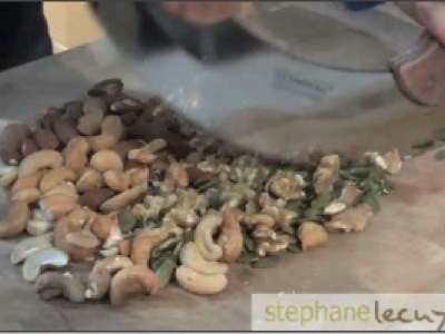 Comment préparer un granola minute ? Regardez cette vidéo, qui vous montre la préparation d'un granola minute maison, concocté avec ce qui vous tombe sous la main.