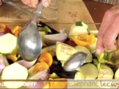 Comment faire une belle ratatouille accompagnée de son risotto ? Cette vidéo montre une recette spécifique pour cuisiner un ratatouille et son risotto d'orges.