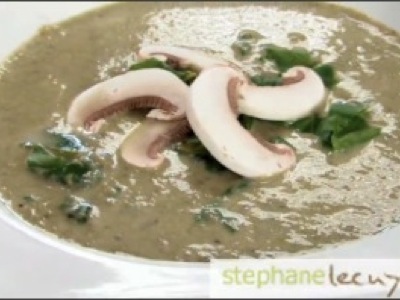 Comment préparer une soupe aux champignons de Paris, ou crème de champignons ? Cette vidéo détaille la préparation d'un potage aux champignons pour l'hiver.