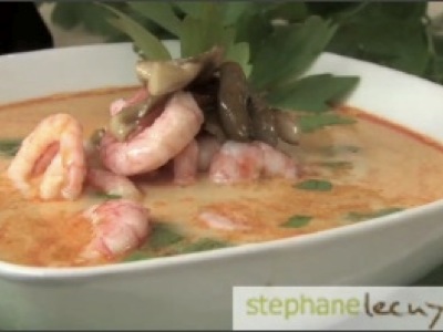 Comment faire une bonne soupe à la crevette ? Ce cours vidéo propose une belle recette pour réaliser une succulente soupe ou crème de crevettes.