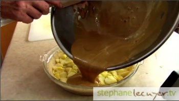 Comment cuisiner une tarte au sucre comme en faisait grand-mère ? Cette vidéo vous présente la recette de la tarte au sucre comme la faisaient nos grand-mères.