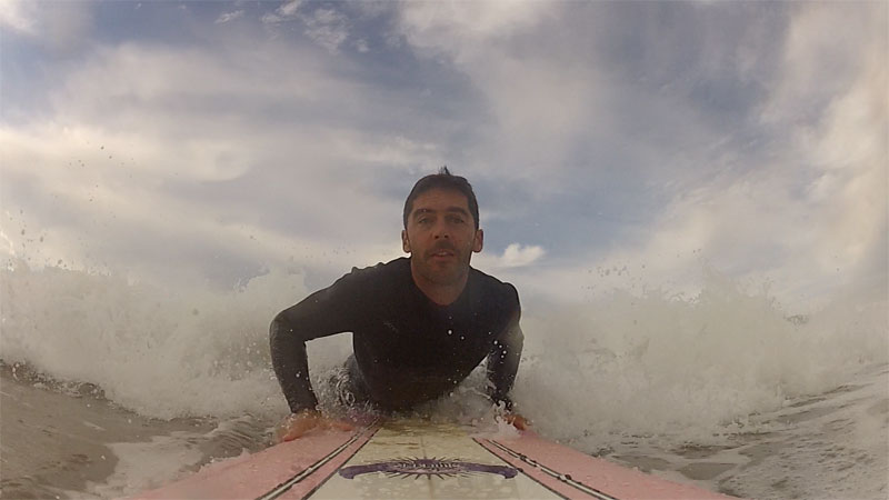 apprendre le surf : glisse allongée