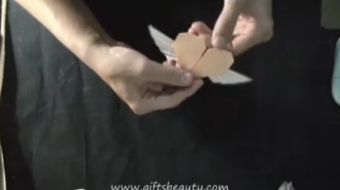 réaliser un cœur ailé en origami