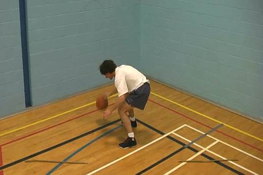 apprendre le dribble-mitraille au basket