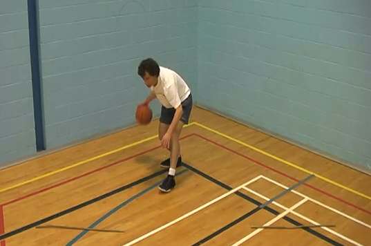 apprendre le dribble avant, arrière, face, au basket