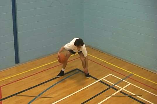 apprendre le dribble alterné touche pied, au basket