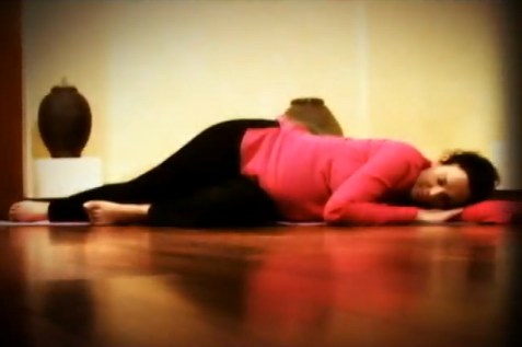 le déroulé du dos en yoga prénatal
