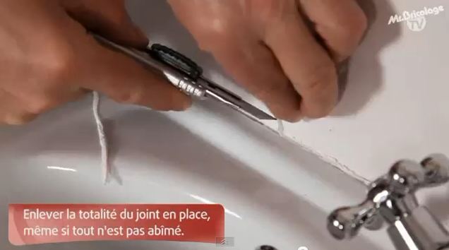 Comment poser proprement un joint silicone ? Vous pouvez refaire l’étanchéité autour des baignoires, éviers et lavabos avec un joint silicone ; cette vidéo vous en explique la technique pas à pas. 