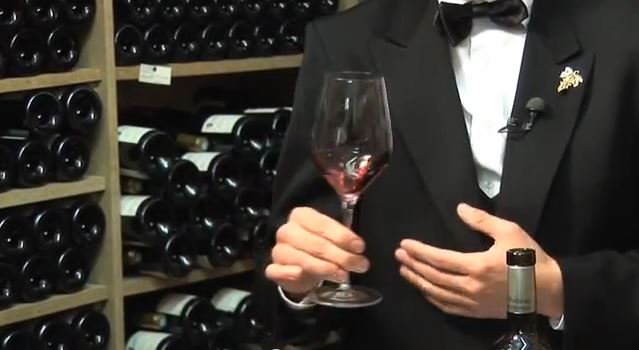 Quelle technique pour tenir son verre de vin ? Pourquoi tenir son verre d'une manière plutôt que d'une autre ? Autant de questions auxquelles ce cours d’œnologie en vidéo répond simplement.