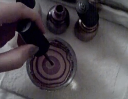 réaliser une manucure water marble sur un faux ongle