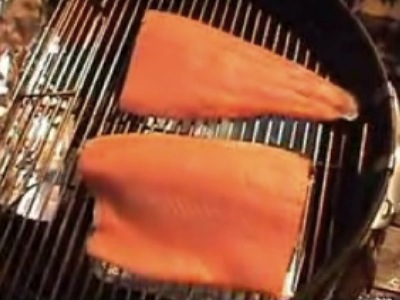 fumer un saumon sur un barbecue