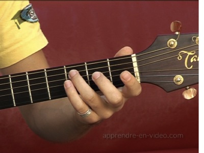 Comment débuter à la guitare ? Ce cours vidéo propose, étape par étape, les accords de base à apprendre pour jouer de la guitare.